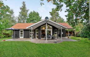 Cozy Home In Væggerløse With Kitchen